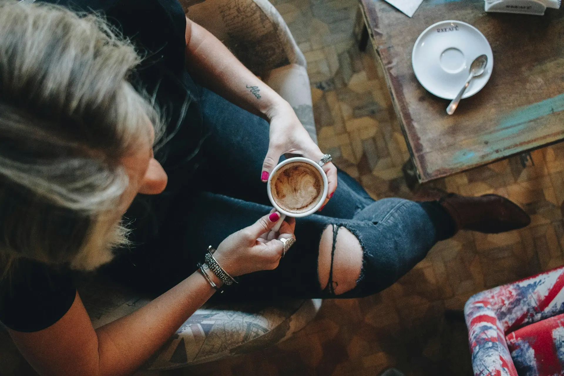 Stage couture tricot crochet patchwork having her coffee